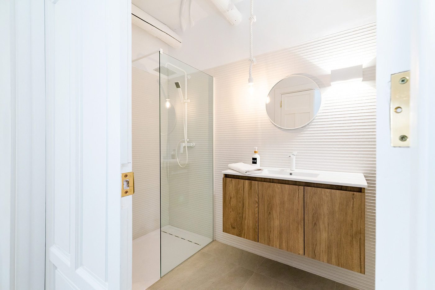 En suite facilities (walk-in shower)
