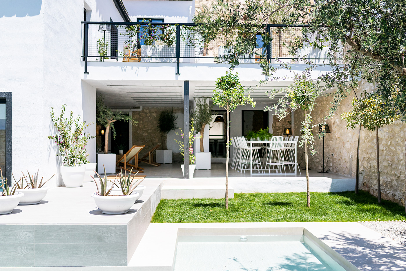 Acceso desde el porche a la piscina