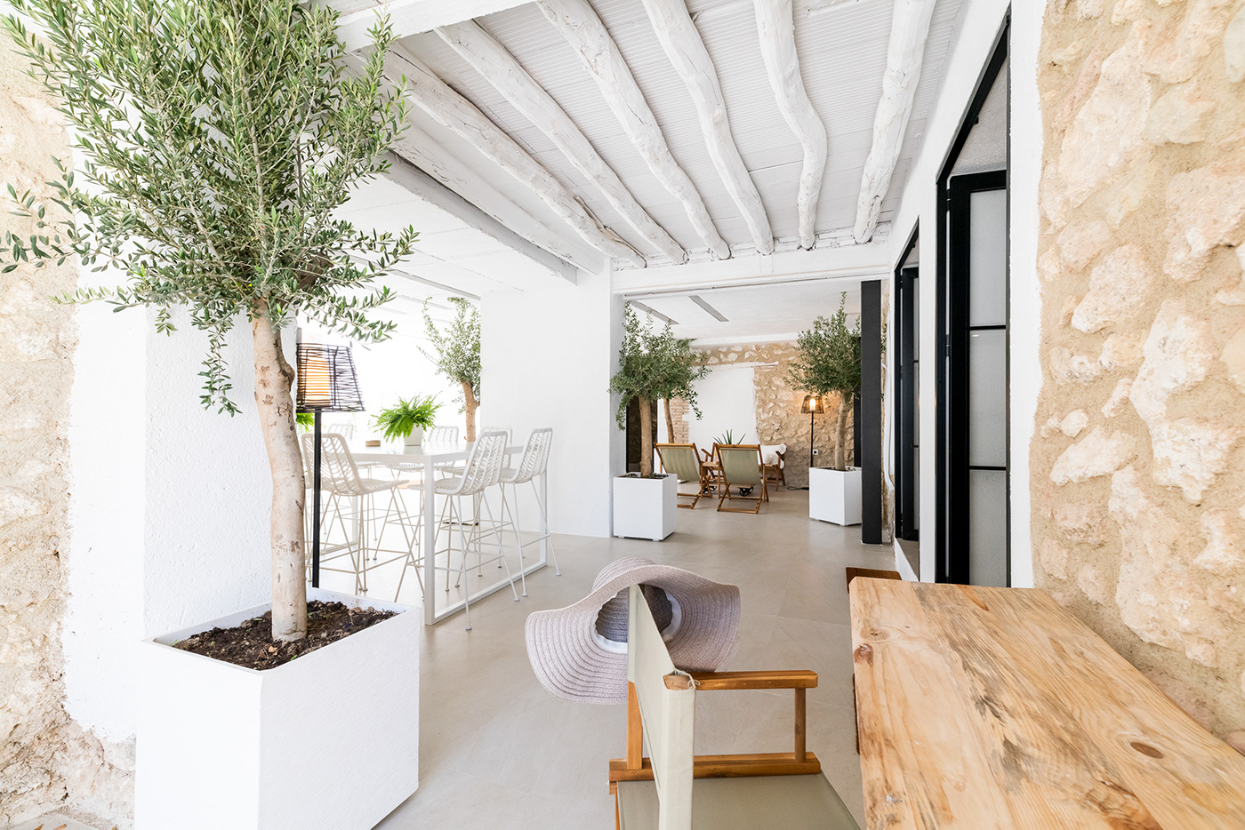 Porch with chill out area and dining space