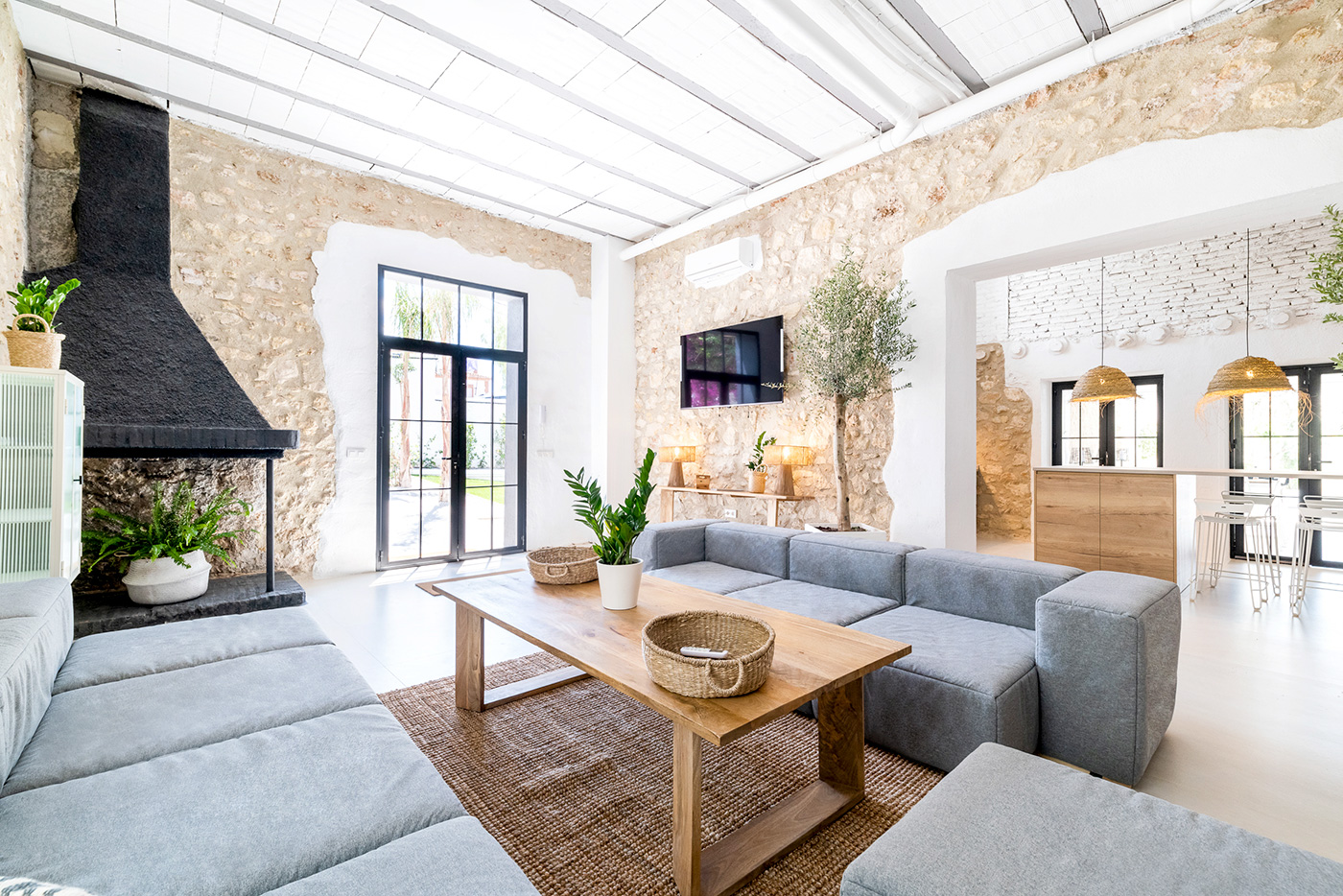 Lounge with access to kitchen