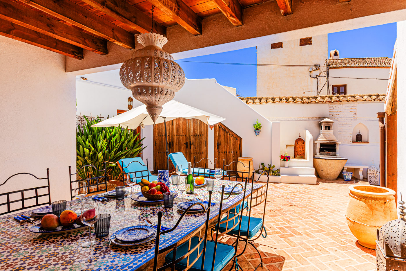 Furnished terrace with direct door to kitchen