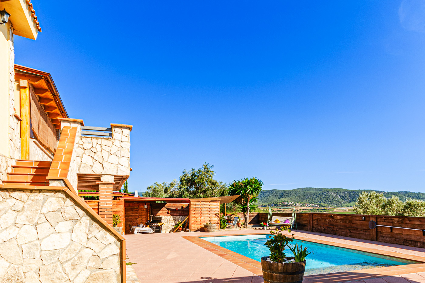 La zona de piscina se accede también desde terraza