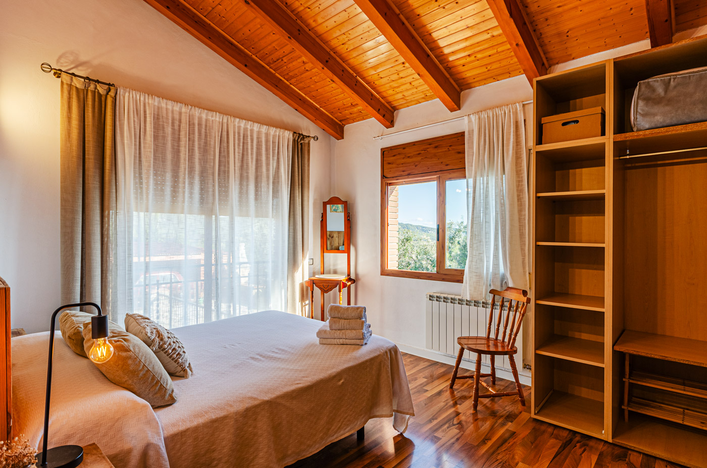 Habitación con  vistas a la piscina y a propiedad contigua