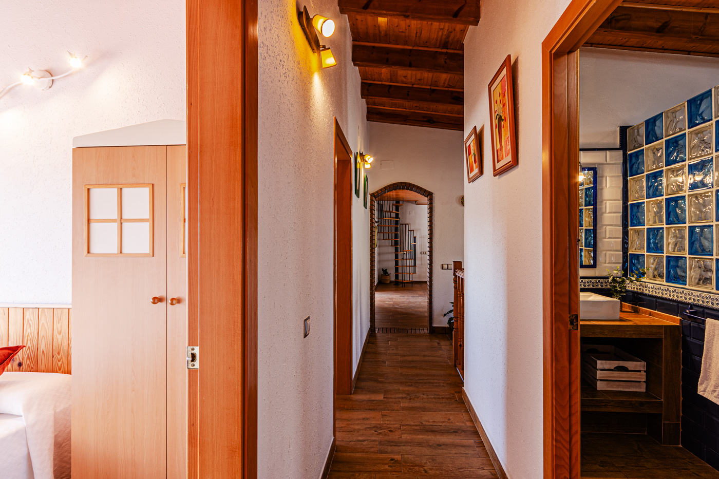 Pasilla a habitaciones y baño compartido