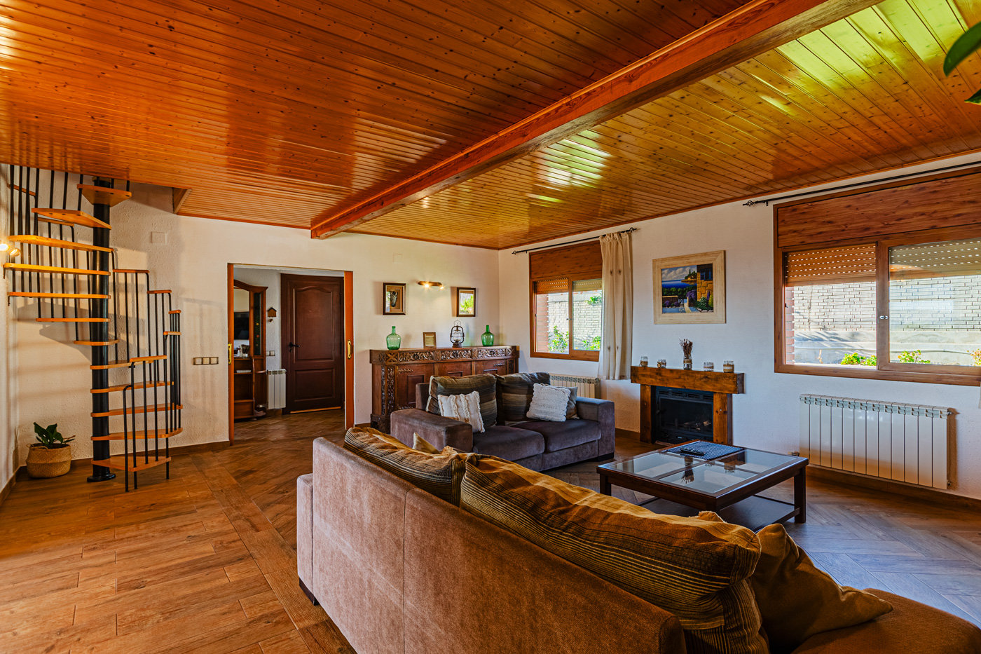 Desde el salón, escalera (sin barandilla) al piso superior