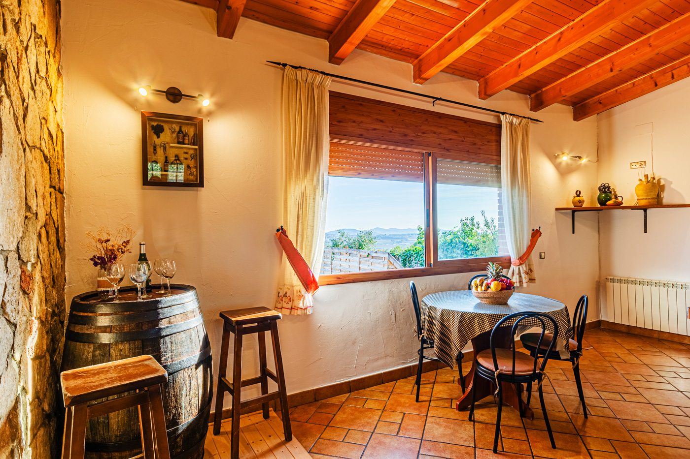 La cocina tiene acceso desde la terraza y desde el hall de la casa