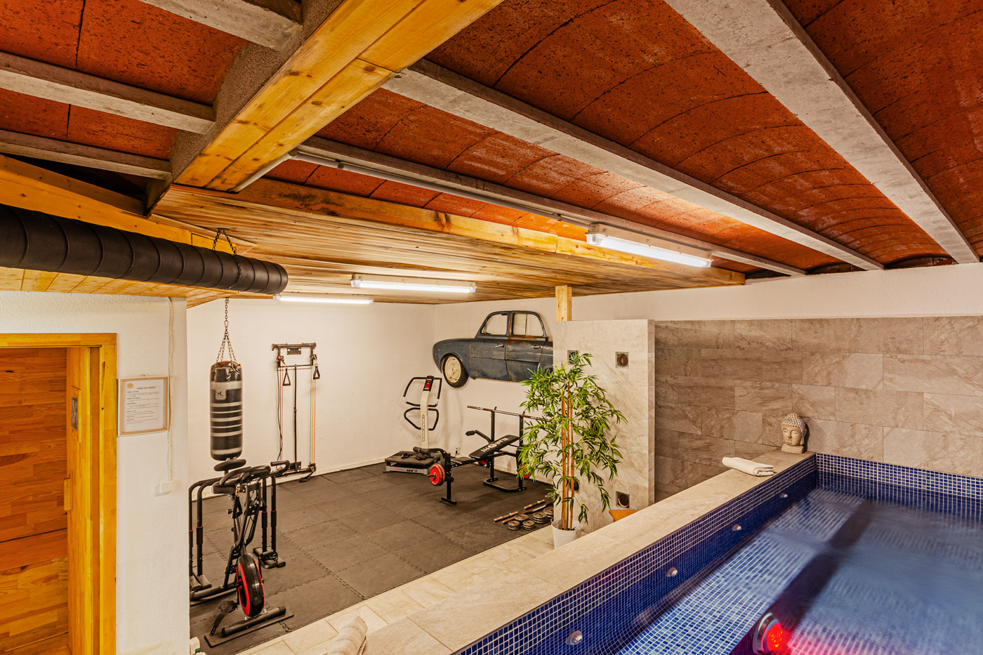 Zona de wellness con gym, sauna y piscina climatizada
