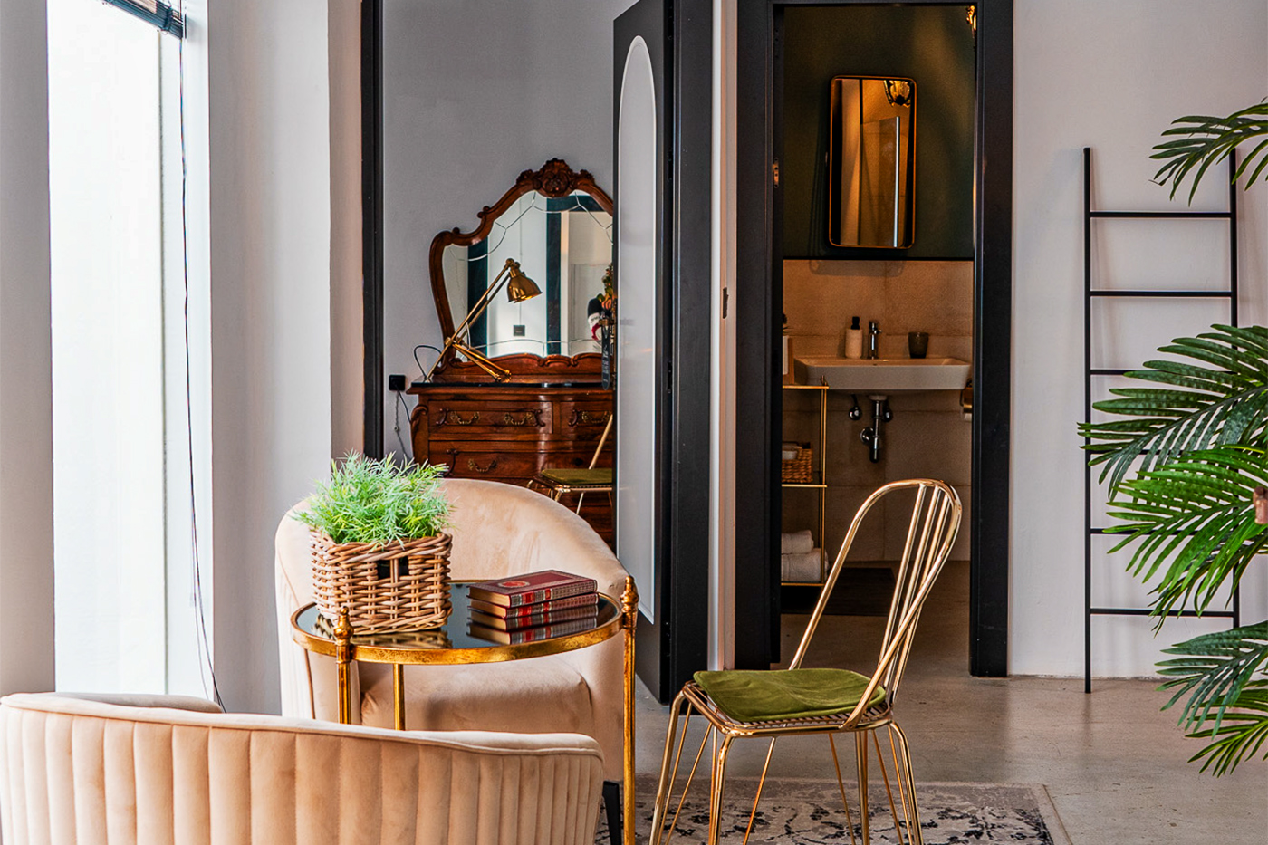 Suite 7 - living area