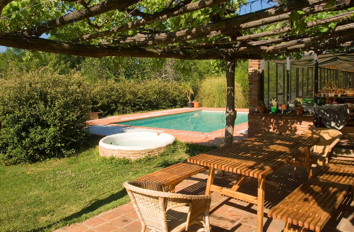 Mesa al aire libre cerca de la zona de la piscina