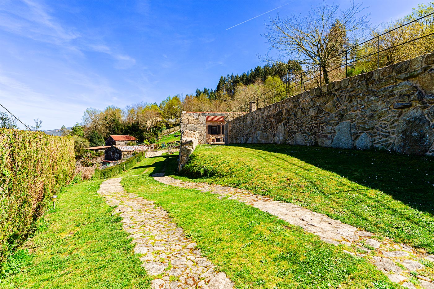 Amplia zona de parking a dos niveles