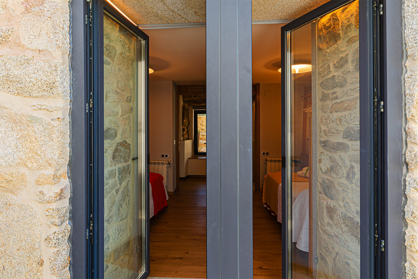 Acceso a nivel inferior desde jardines