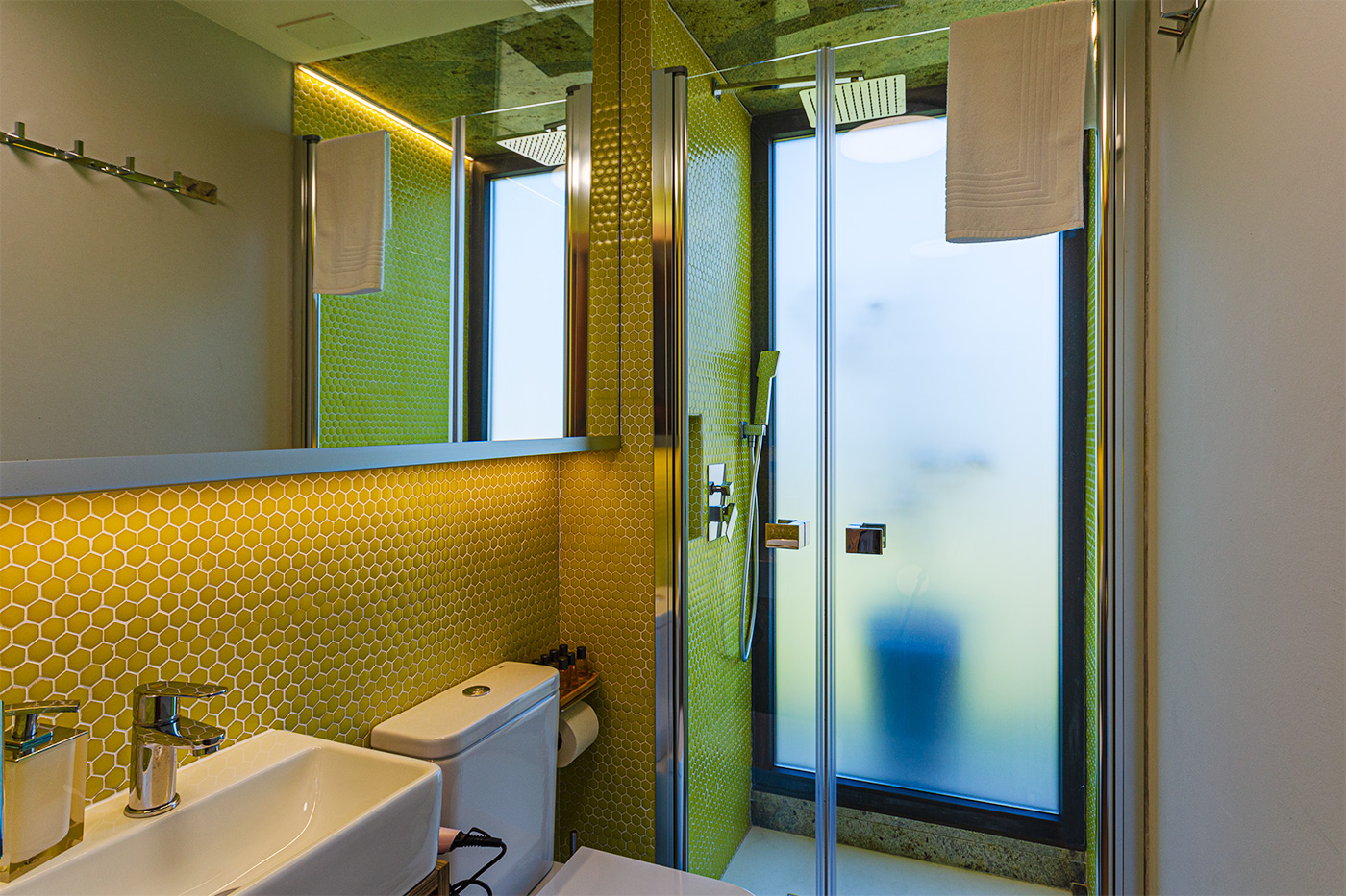 Baño con ducha en nivel inferior