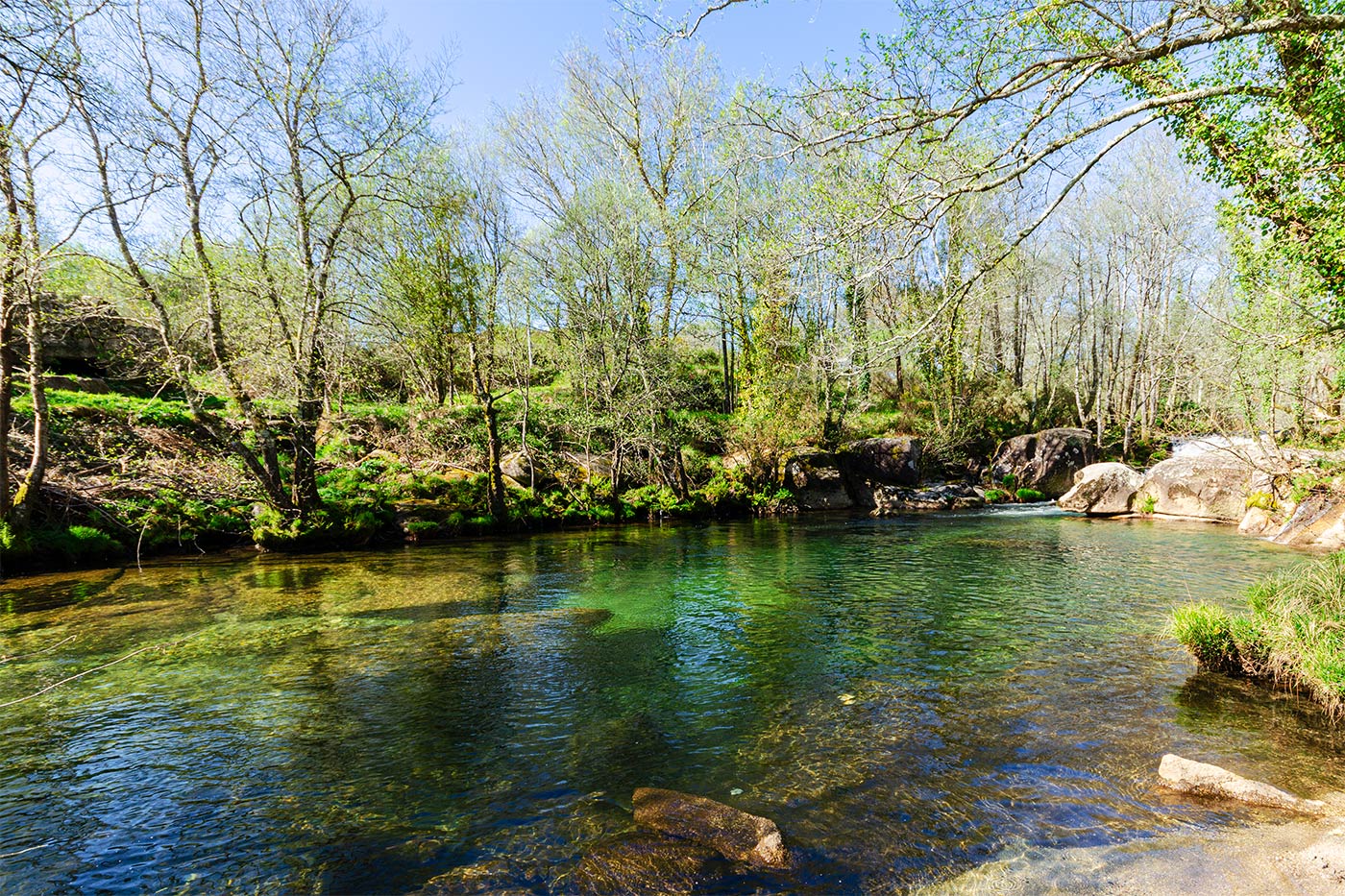 Aguas cristalinas y chiringuito junto al río a solo 4 minutos