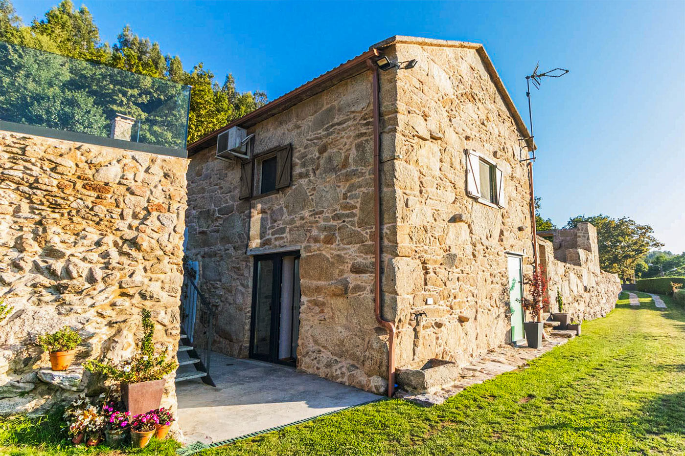 Acceso exterior a nivel inferior