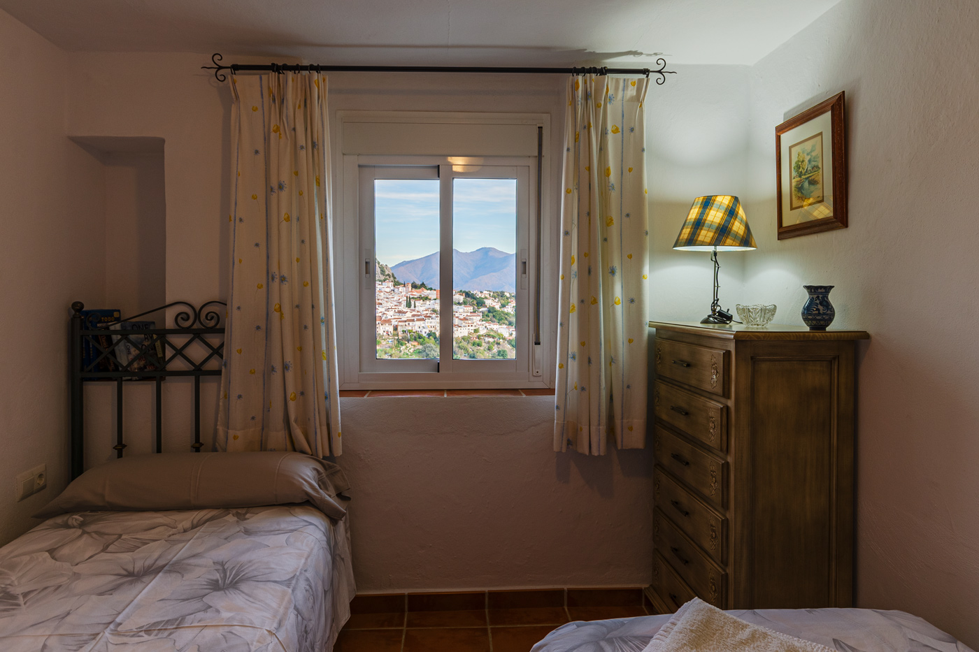 Bedroom 2: twin bedded room