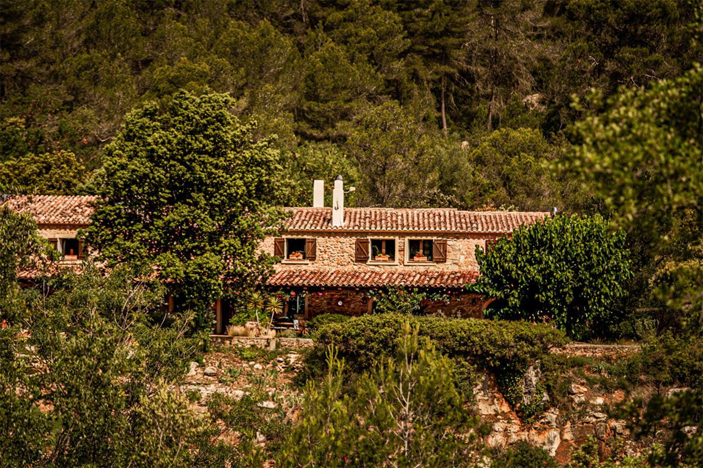 The traditional farmhouse is set in 6 hectare private land