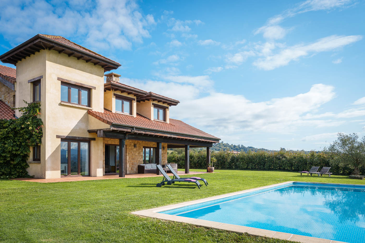Your modern-looking villa with swimming pool in Northern Spain