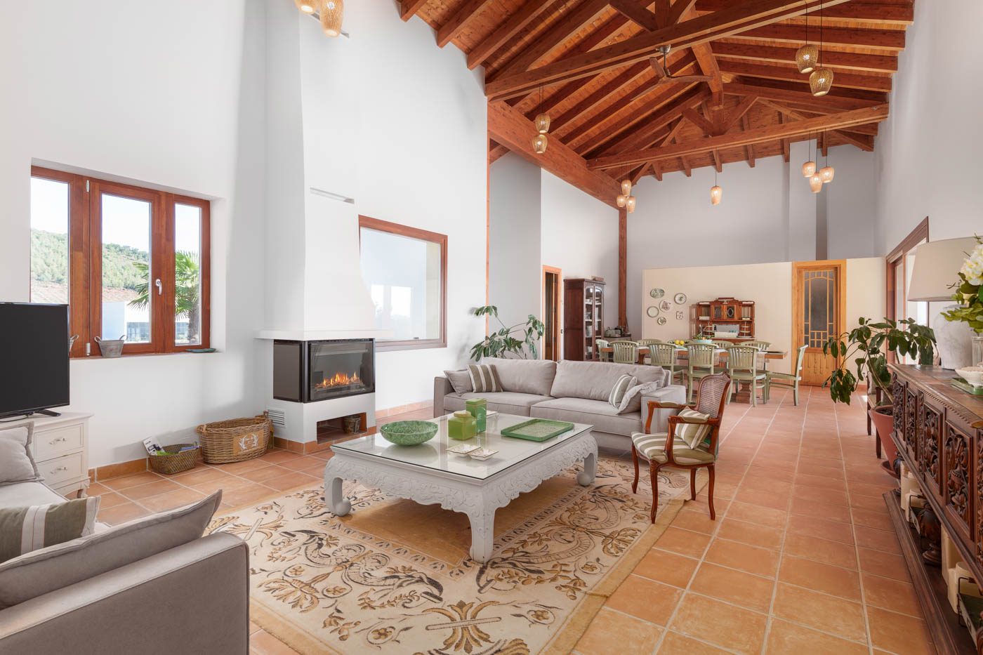 Espacio abierto de salón/comedor con cocina al fondo