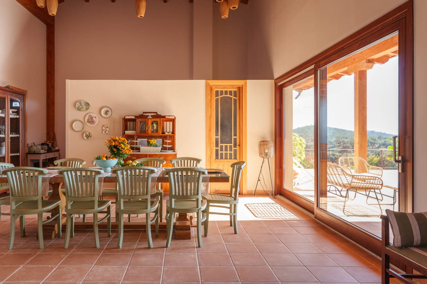 Enormes puertas corredizas que dan paso a terraza