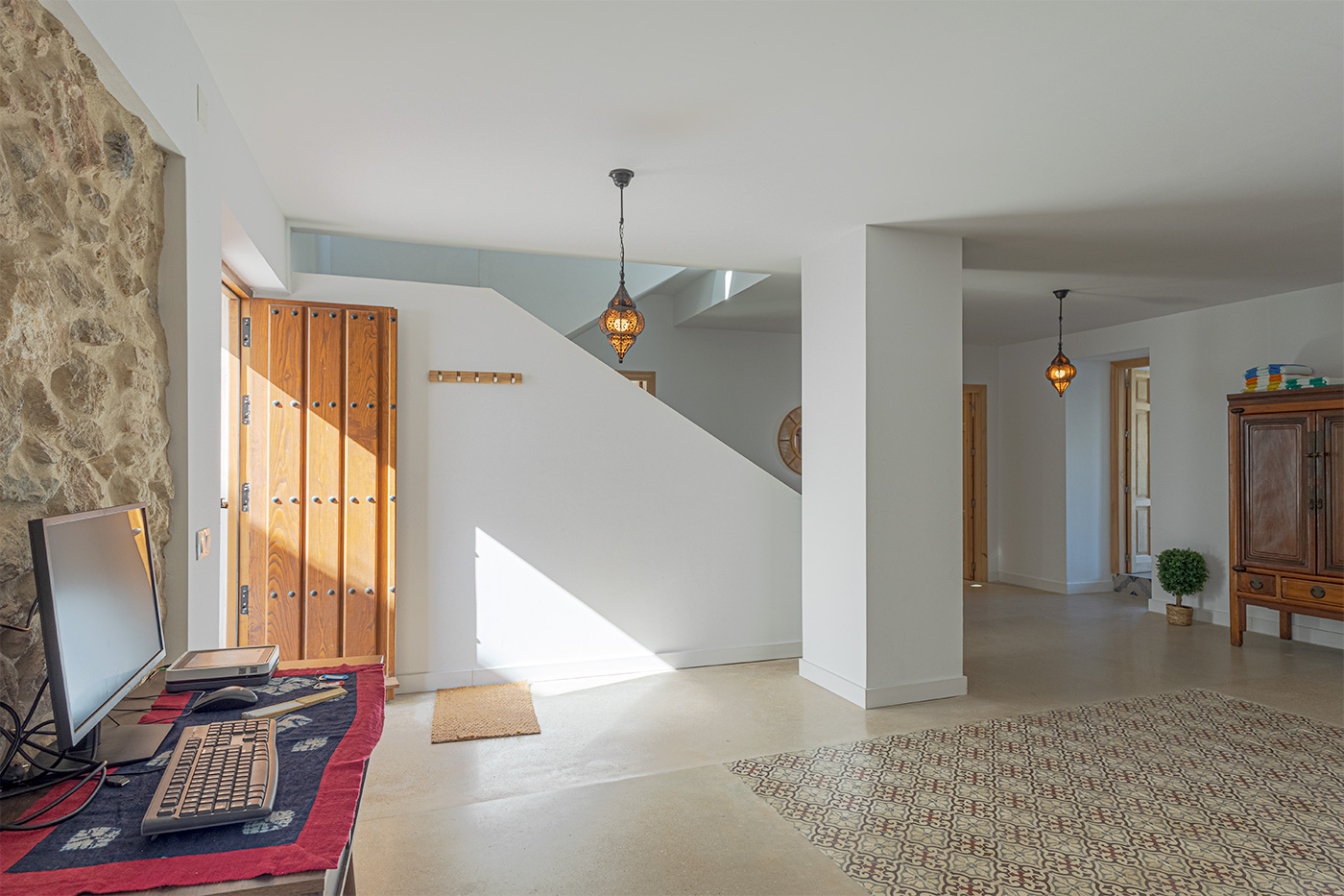 Open plan space that gives access to the rest of the mid-level