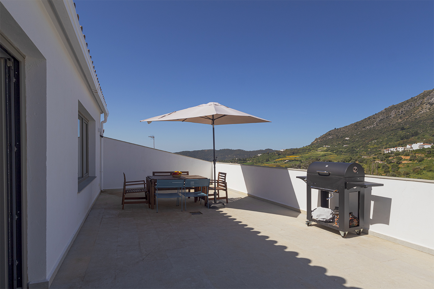 The outdoor table can be extended (up to 10 people)