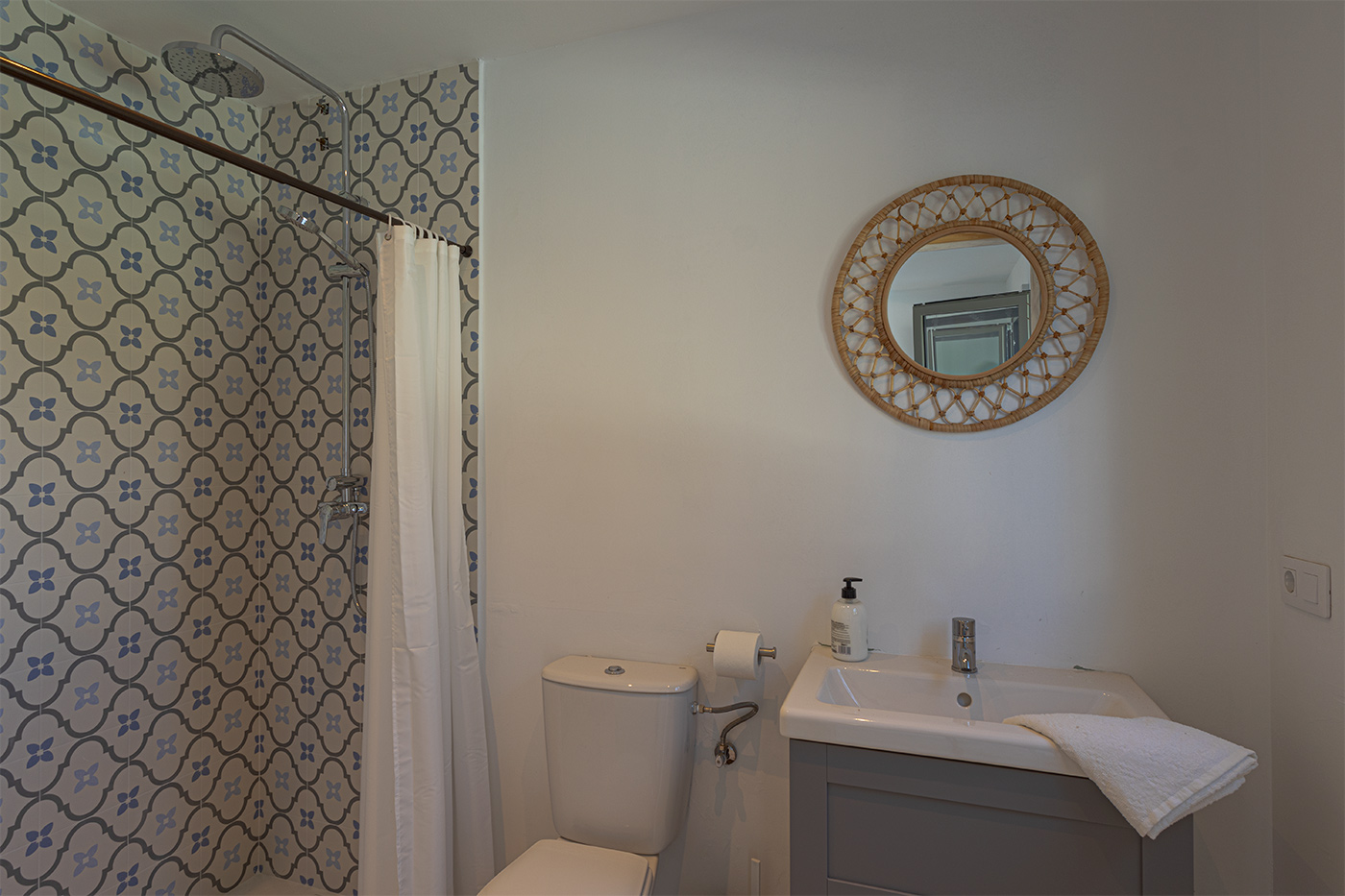 Bedroom 8 - bathroom