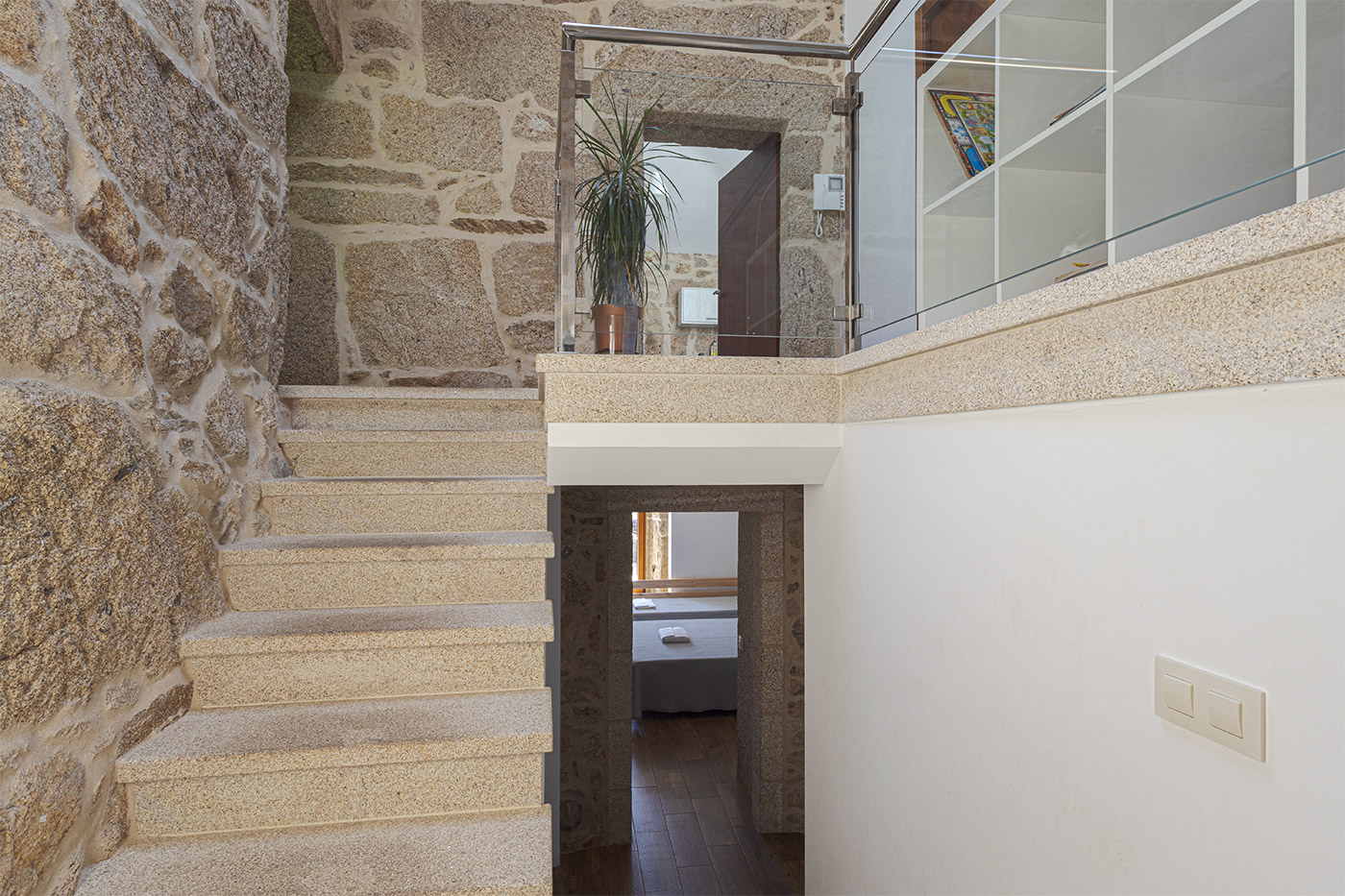 Escaleras (sin protección) de acceso a sala de lectura y cocina