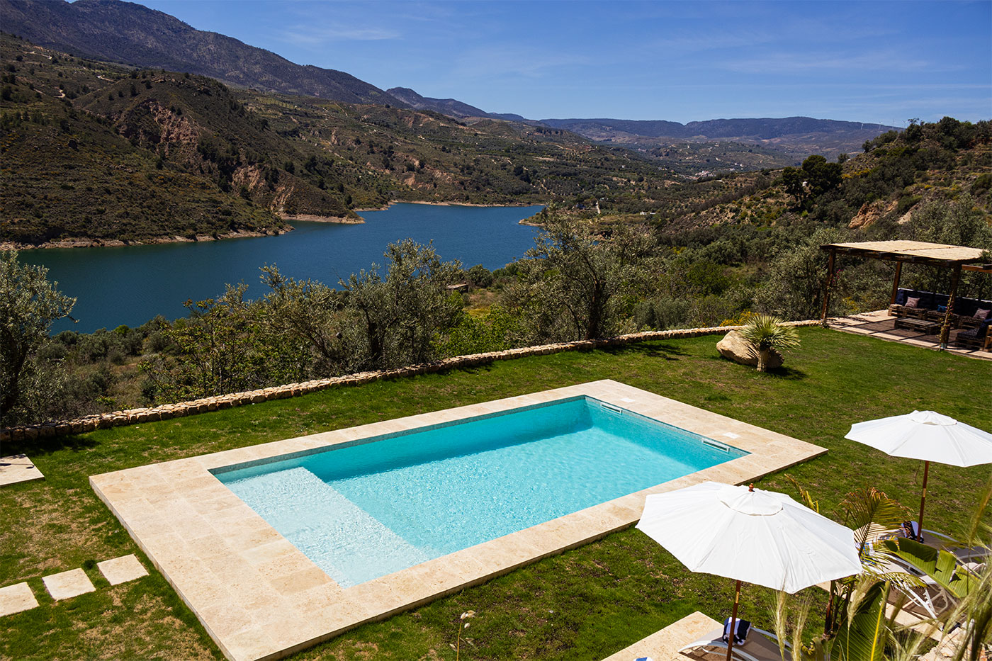La zona de piscina está vallada