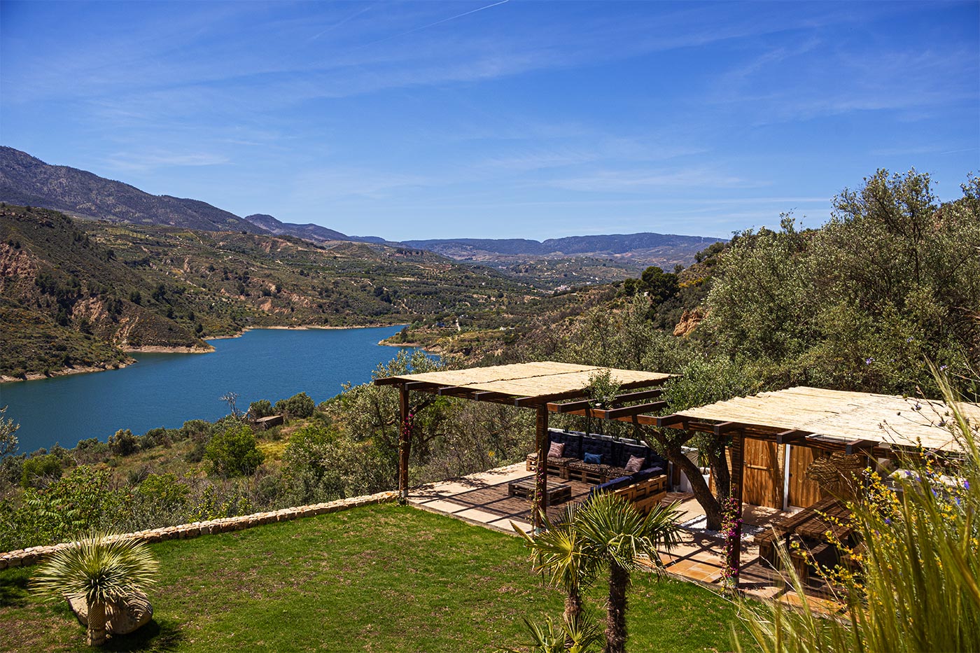 Pérgolas con mobiliario