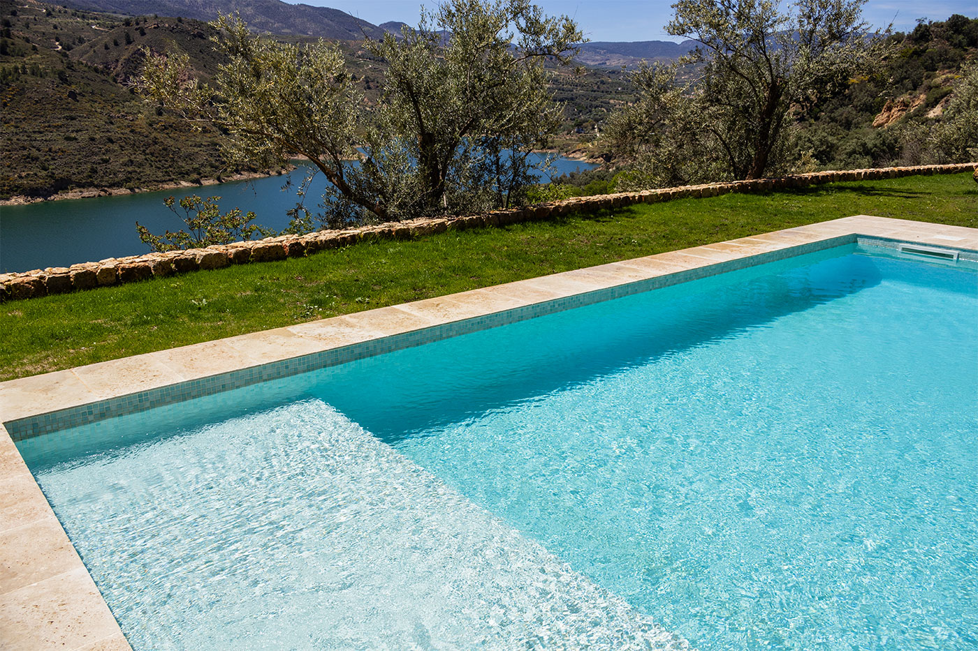 Piscina con zona de playa (poco profunda)