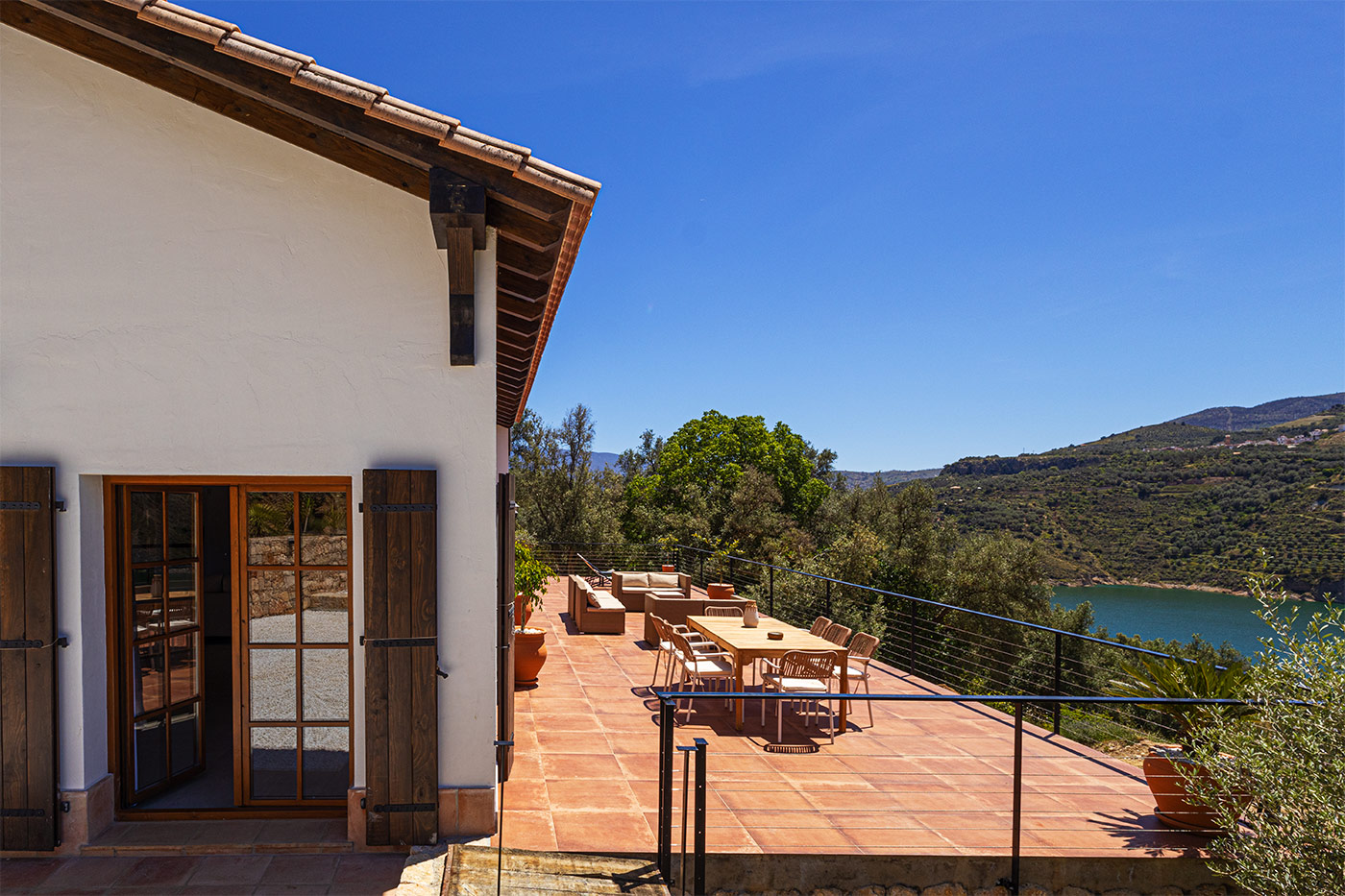 Impresionante terraza con mobiliario