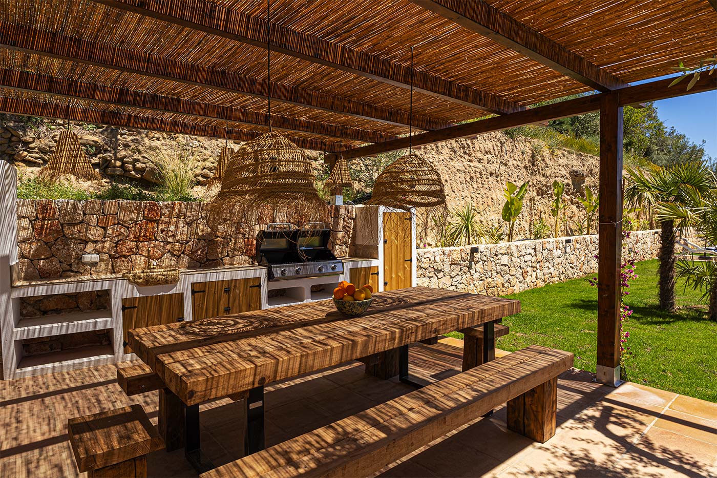 Zona de barbacoa con frigorífico y congelador