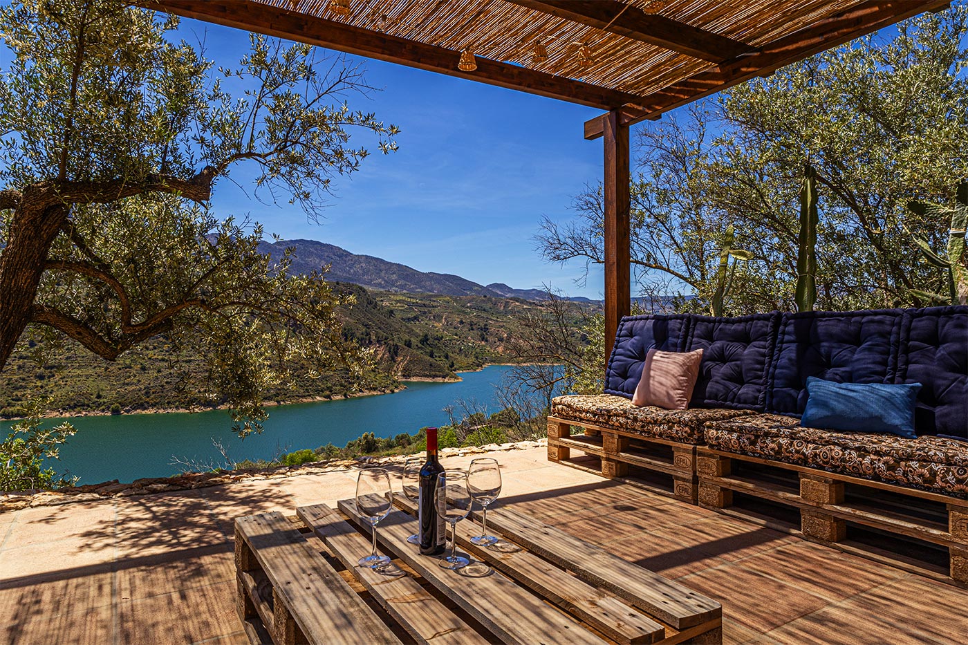 Impresionantes vista de embalse/lago de Beznar