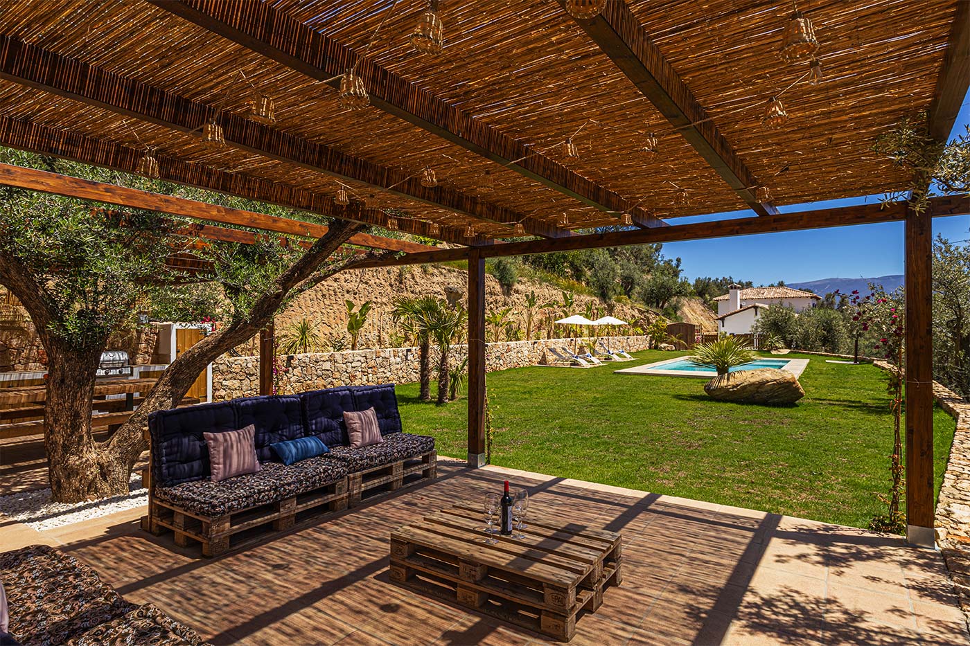 Jardines y casa en la distancia desde zona chill-out