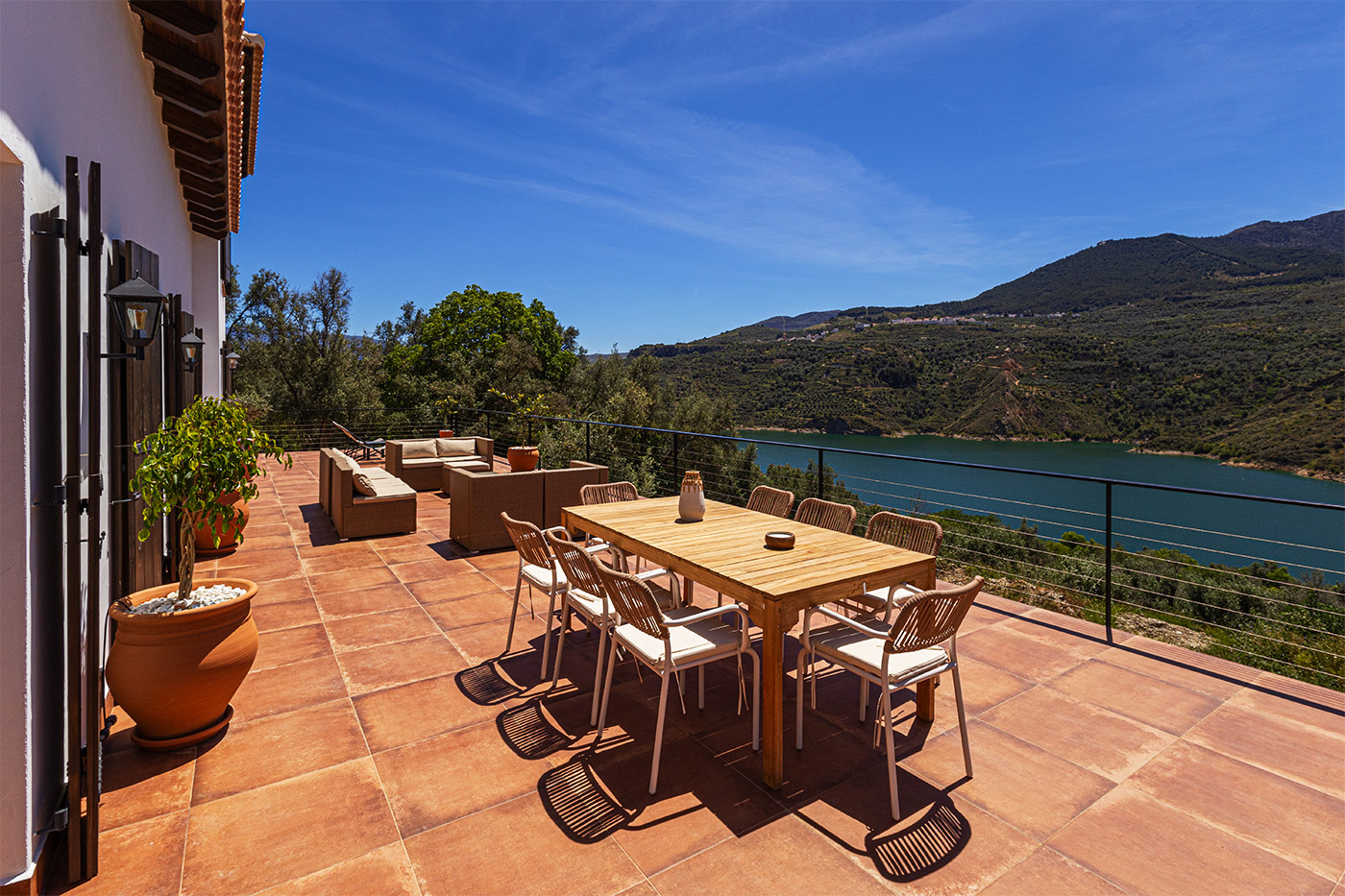 Cenar al aire libre con vistas impresionantes