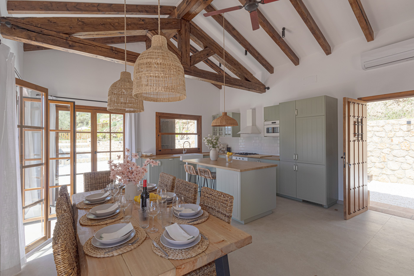 Zona de comedor y cocina con puerta de entrada a la derecha