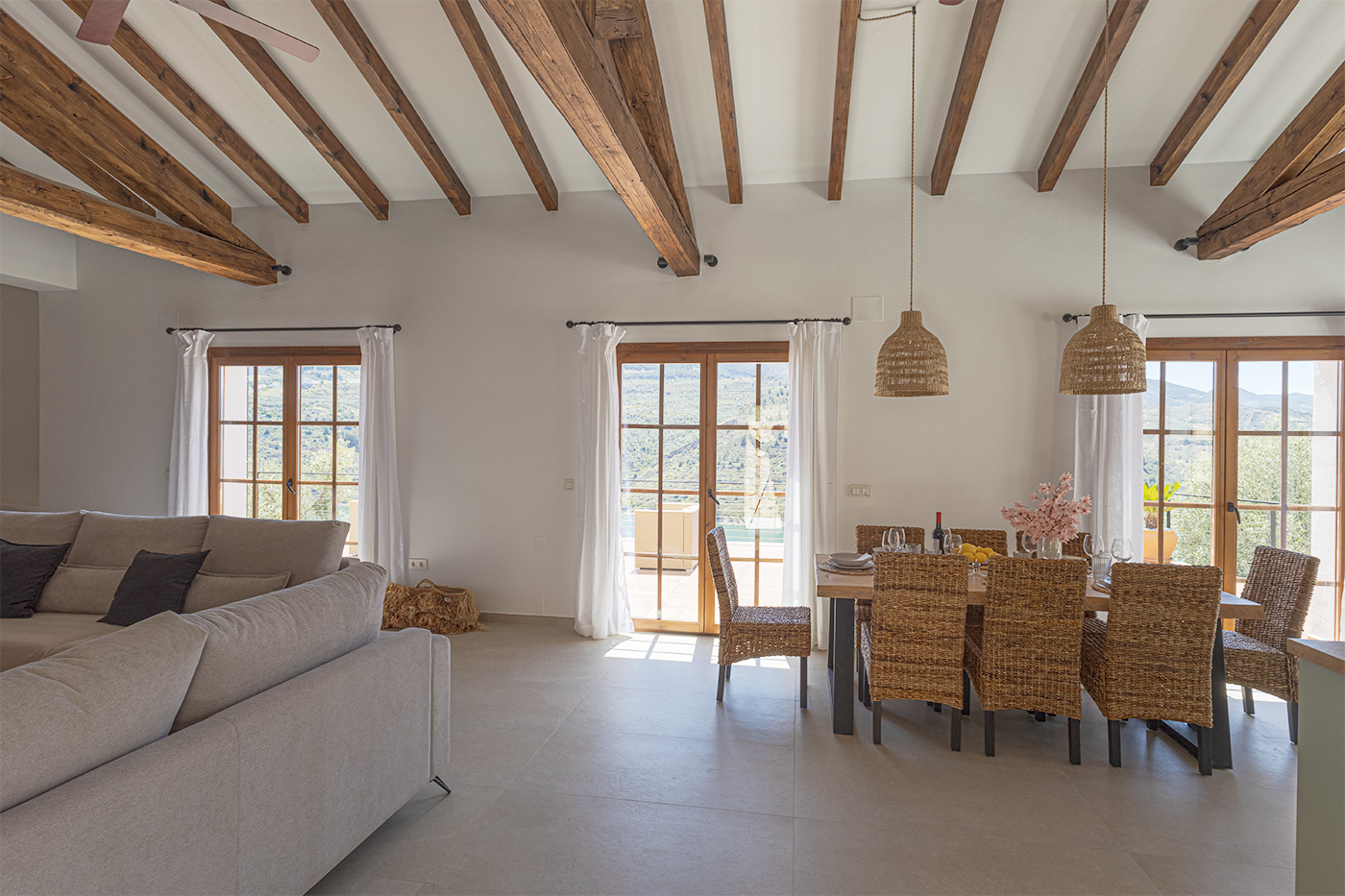 Puertas acristaladas dan paso a la terraza