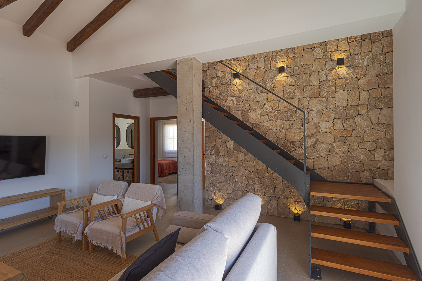 Escaleras a ático/altillo con dormitorio en suite