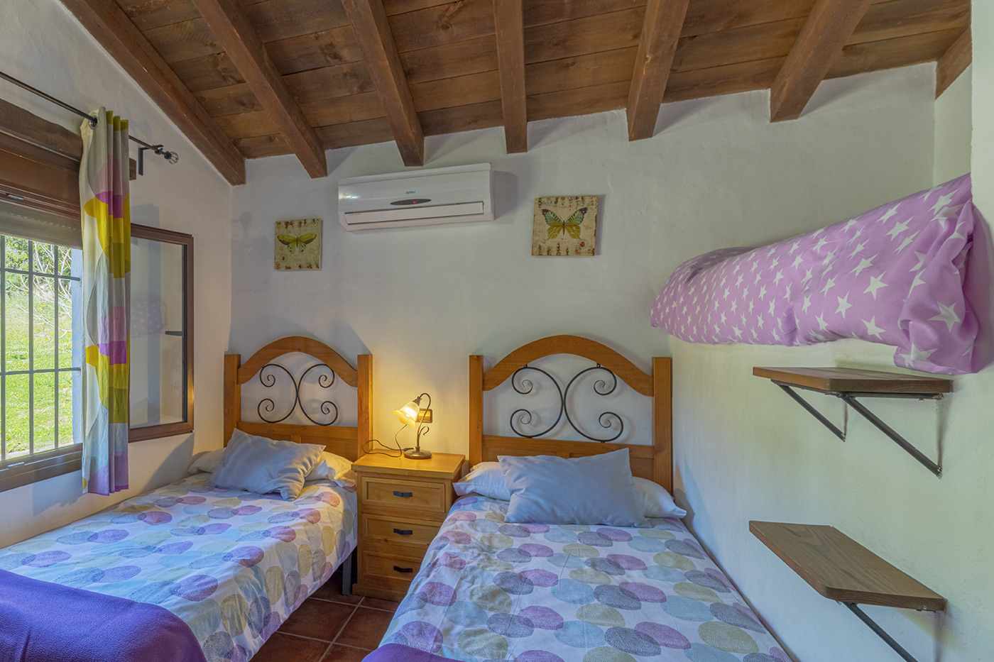 Bedroom 2: twin bedds with an additional loft bed