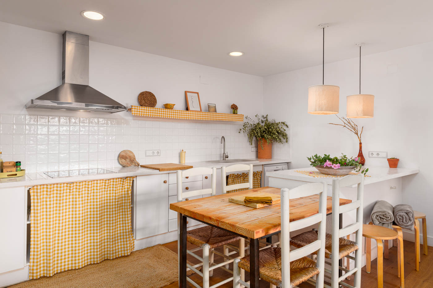Kitchen with breakfast table