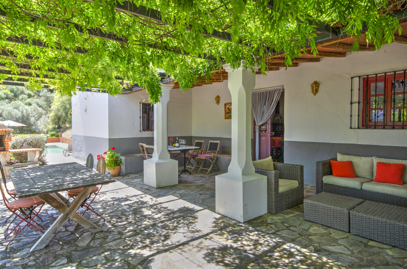 Patio delantero con pérgola