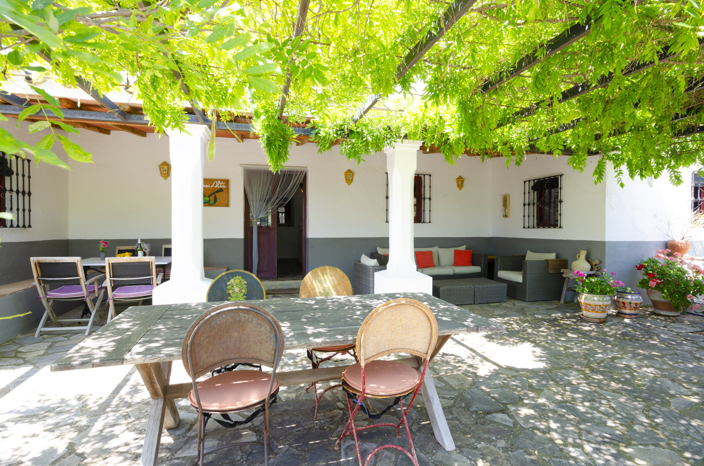 Patio delantero con pérgola y mobiliario
