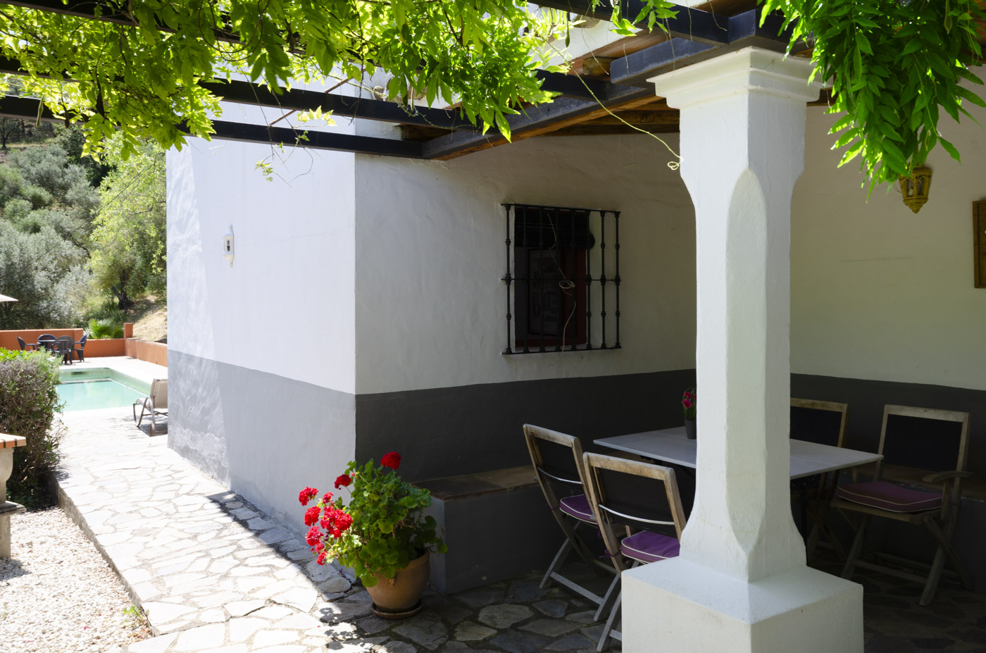Zona de patio con la piscina a unos pocos metros