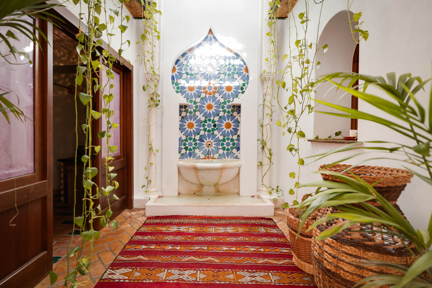 Central patio with fountain inside the house