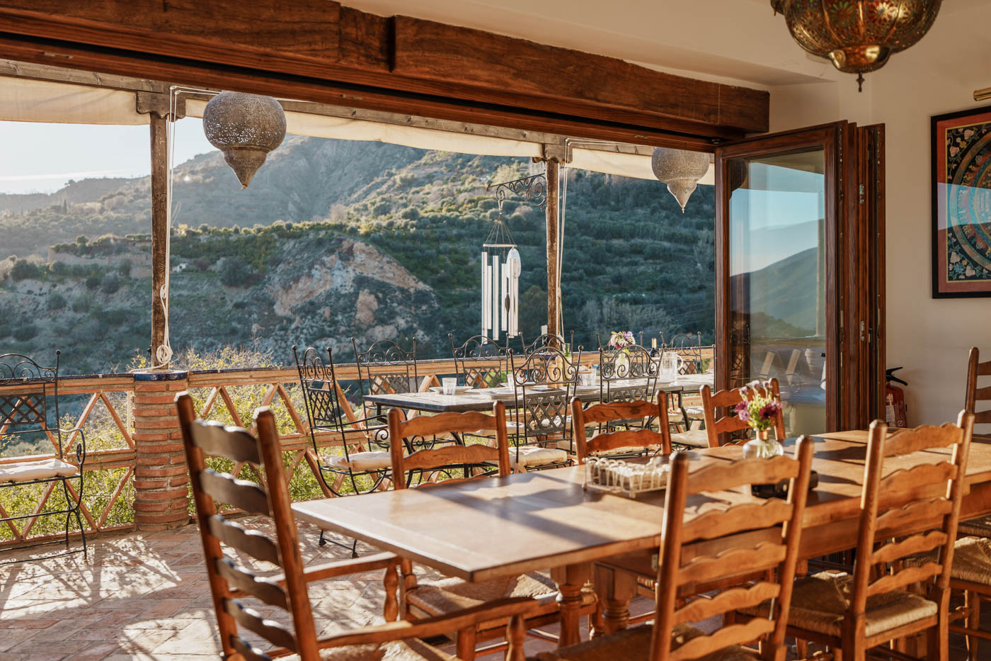 Glass panels link terrace and kitchen/dining room