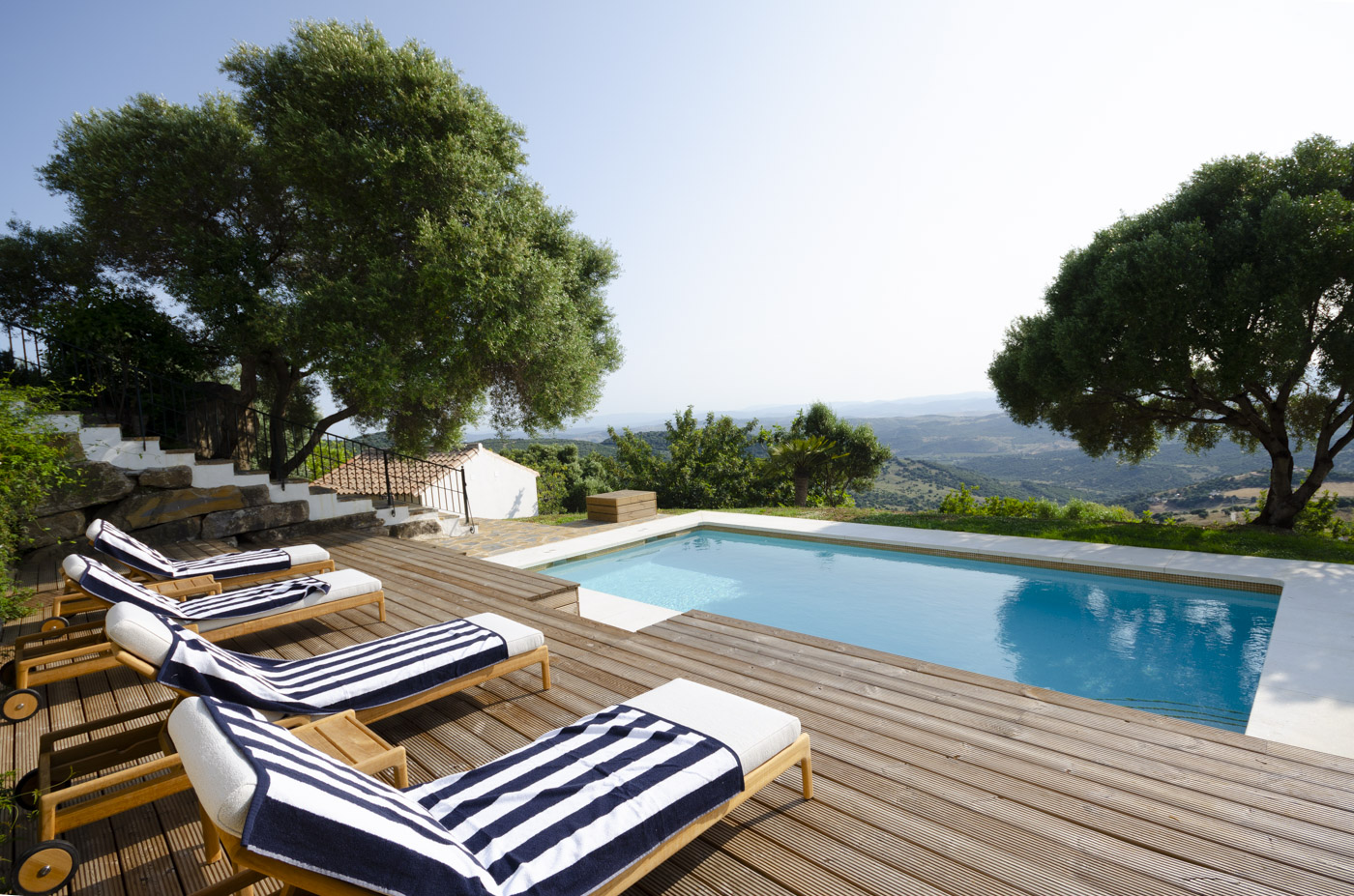 Zona para tomar el sol con baño exterior a la izda.