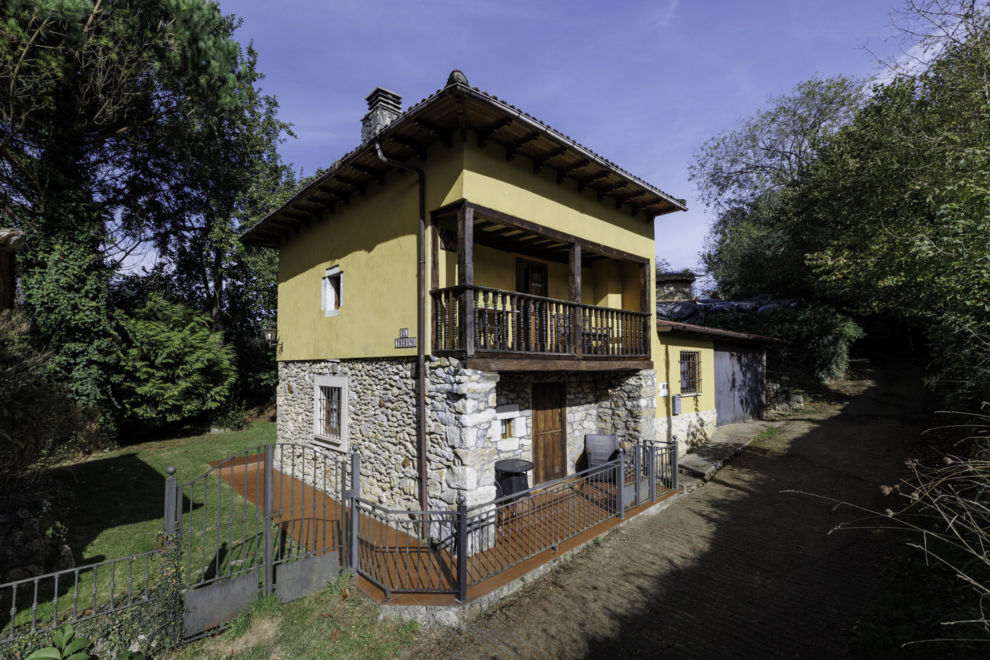 La casa esta distribuida en dos plantas junto garaje privado