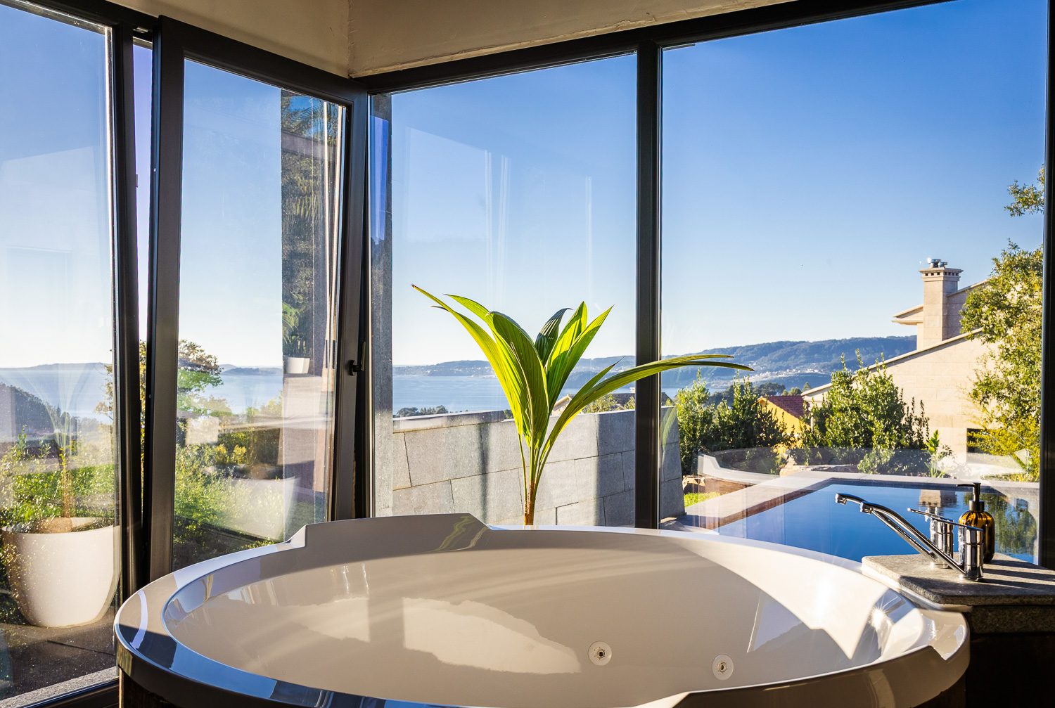Jacuzzi con vistas al mar