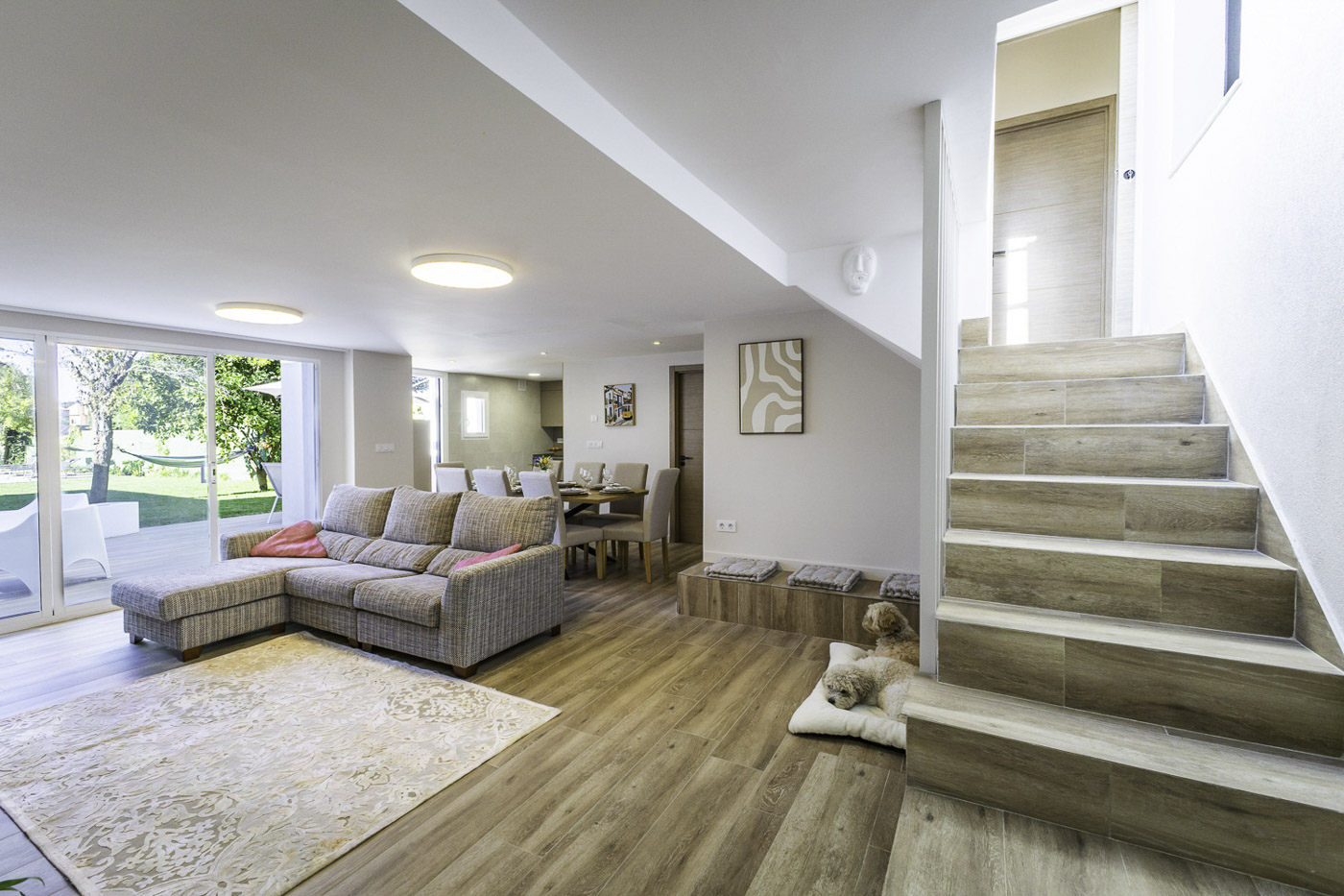 Escaleras a planta primera con 4 habitaciones