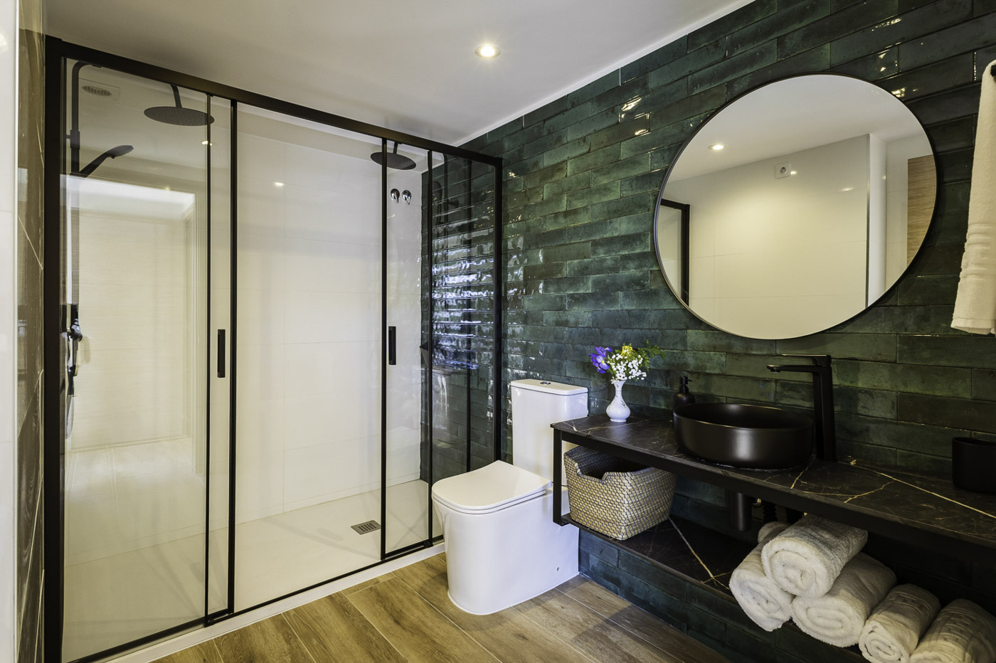 Baño del dormitorio principal con doble ducha